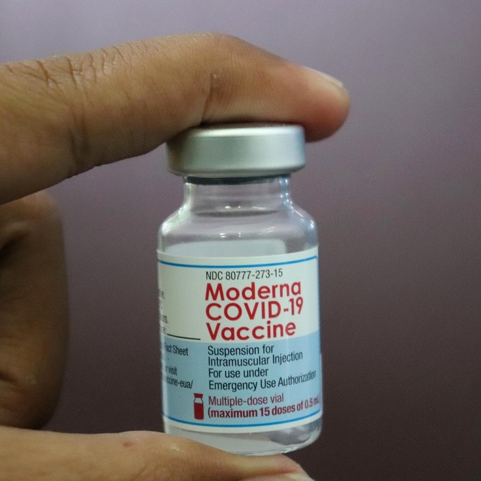 Tiêm vắc xin gia cầm